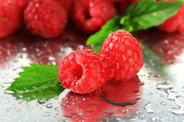 Frambuesas dulces maduras con gotas, de cerca — Foto de Stock