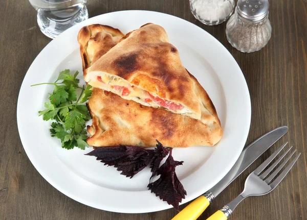 Calzone pizza na mesa de madeira — Fotografia de Stock