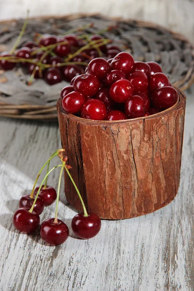 Sweet cherry i trä korg på tabell närbild — Stockfoto