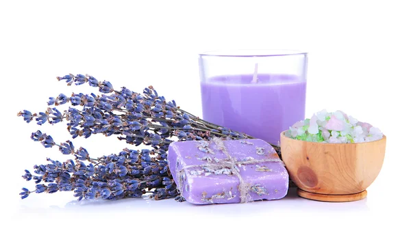 Vela de lavanda com sabão e lavanda fresca, isolada em branco — Fotografia de Stock