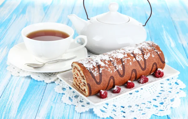 Rollo dulce con taza de té en primer plano de la mesa —  Fotos de Stock