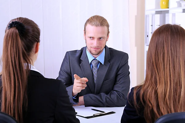 Solicitantes de empleo teniendo entrevista — Foto de Stock