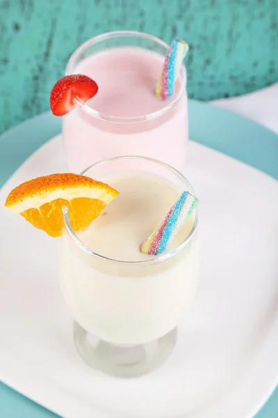 Portakal ve üzerinde ahşap masa close-up çilekleri ile lezzetli süt sallar — Stok fotoğraf