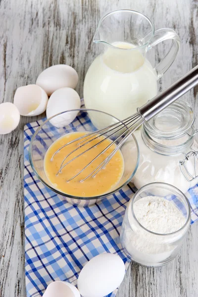 Zutaten für Teig auf Holztisch in Großaufnahme — Stockfoto