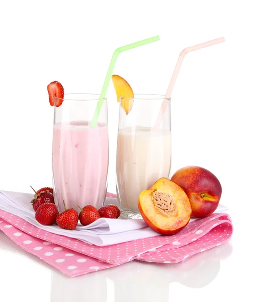 Delicious milk shakes with strawberries and peach isolated on white — Stock Photo, Image