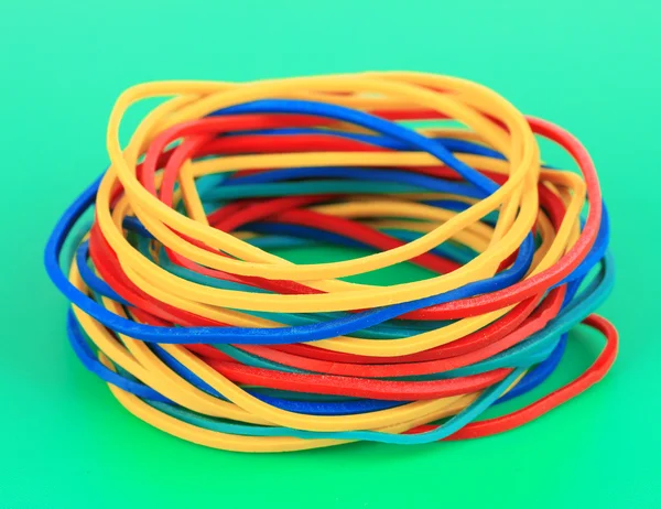 Kleurrijke rubber bands op groene achtergrond — Stockfoto