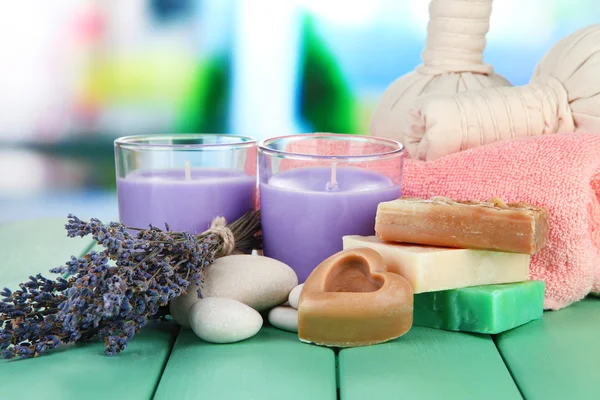 Stilleven met lavendel kaars, zeep, massage-ballen, zeep en verse lavendel, op lichte achtergrond — Stockfoto