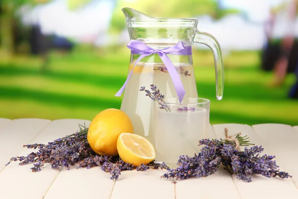 Lavendel lemonad, på ljus bakgrund — Stockfoto