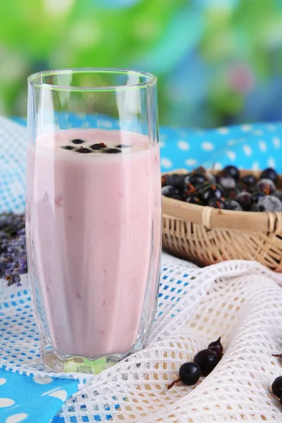 Delicious milk shake with blackberry on wooden table on natural background — Stock Photo, Image