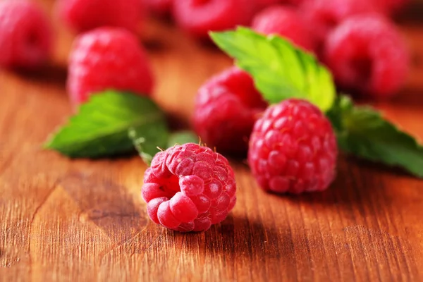 Ripe sweet raspberries on wooden background — Stock Photo, Image