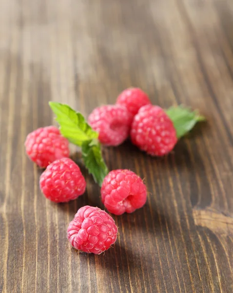 Reife süße Himbeeren auf Holzgrund — Stockfoto