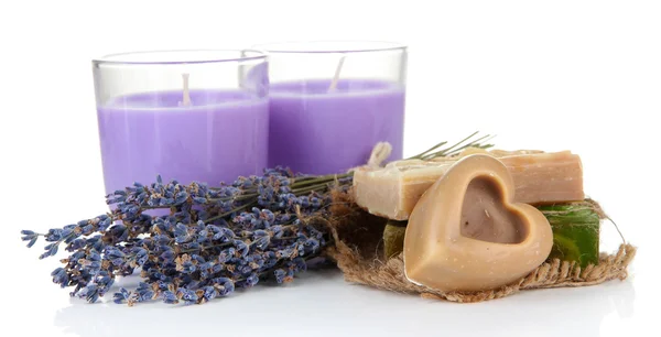 Vela de lavanda con jabón y lavanda fresca, aislada en blanco — Foto de Stock