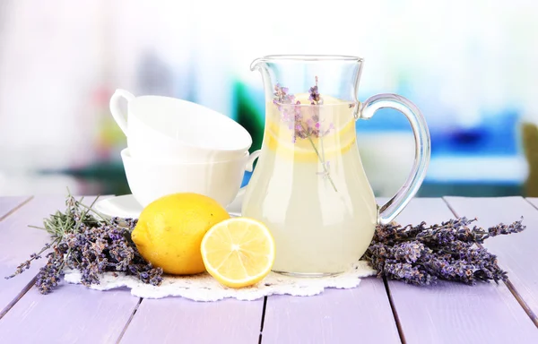 Limonada de lavanda, sobre mesa de madera violeta, sobre fondo brillante —  Fotos de Stock