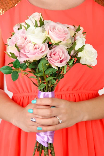 Vrouw met boeket rozen, op lichte achtergrond, close-up — Stockfoto