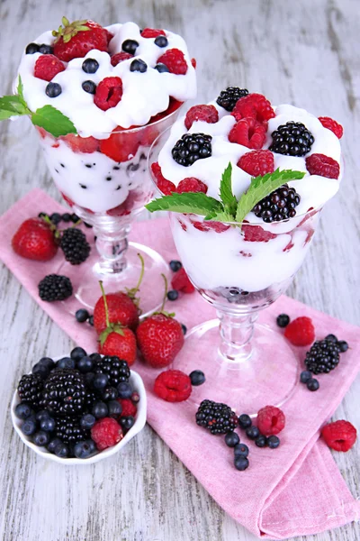 Natural yogurt with fresh berries on wooden background — Stock Photo, Image