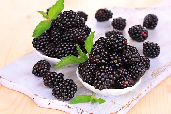 Słodki blackberry w miski na drewnianym stole — Zdjęcie stockowe