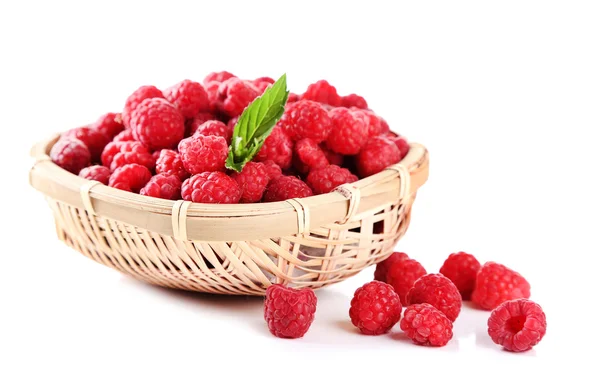 Framboises douces mûres dans le panier, isolées sur blanc — Photo