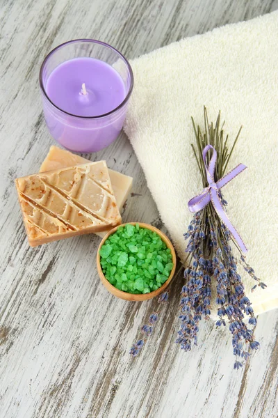 Bodegón con vela de lavanda, jabón, jabón y lavanda fresca, sobre fondo de madera — Foto de Stock