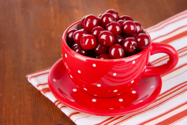 Dolce ciliegia in tazza sul tavolo primo piano — Foto Stock