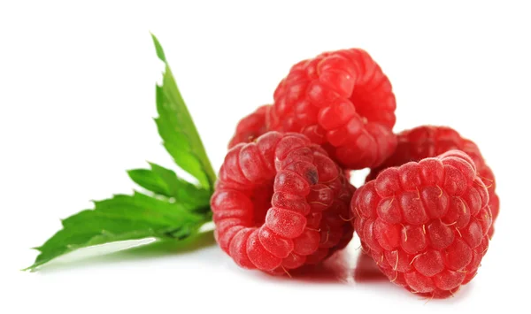 Reife süße Himbeeren isoliert auf weiß — Stockfoto