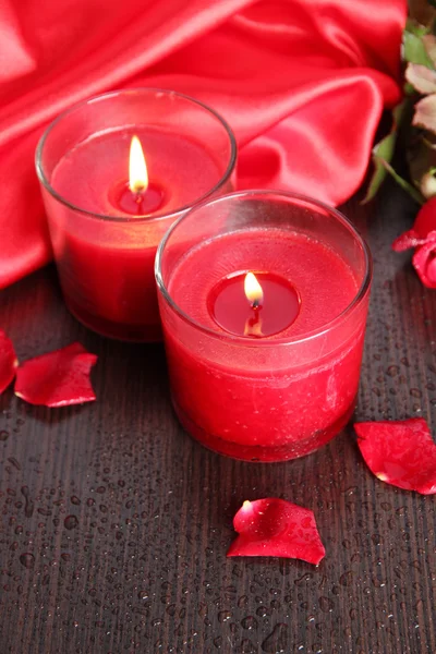 Bella candela rossa romantica con fiori, da vicino — Foto Stock