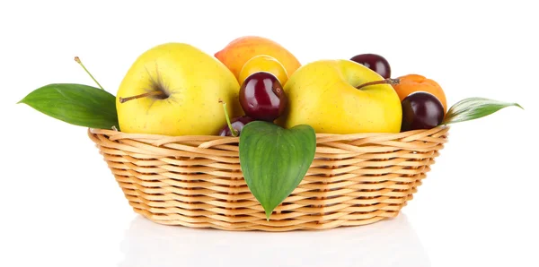 Frutas de verano brillantes en cesta aislada en blanco — Foto de Stock