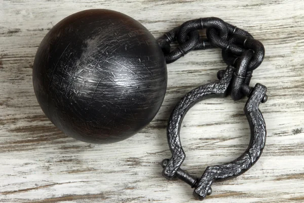 Bola y cadena sobre fondo de madera — Foto de Stock