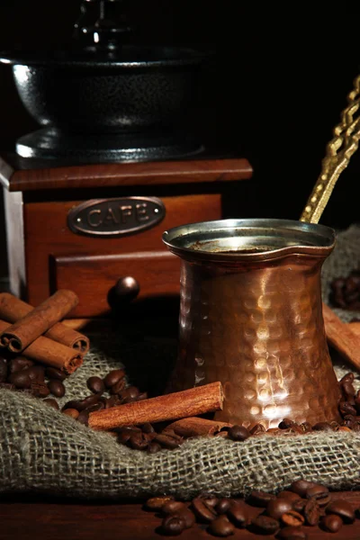 Kaffeemaschine auf dunklem Hintergrund — Stockfoto