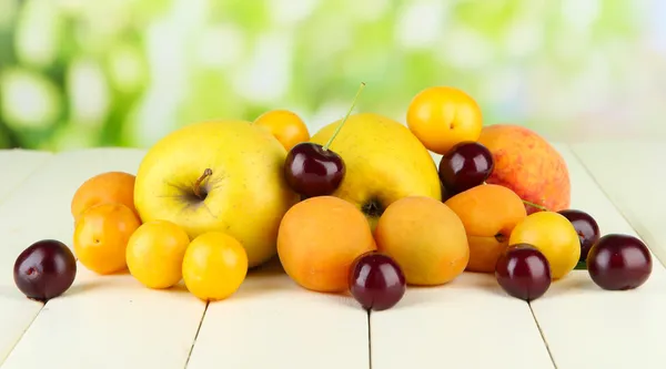 Kirkkaat kesän hedelmät puupöydällä luonnollisella taustalla — kuvapankkivalokuva