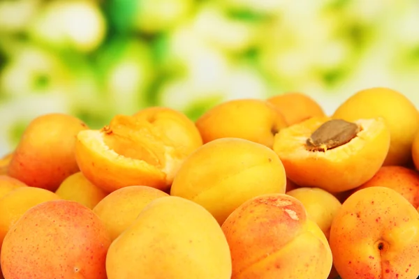 Verse natuurlijke abrikoos op lichte achtergrond — Stockfoto