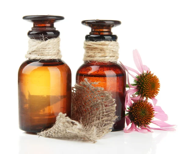 Flaconi medicinali con echinacea viola, isolati su bianco — Foto Stock