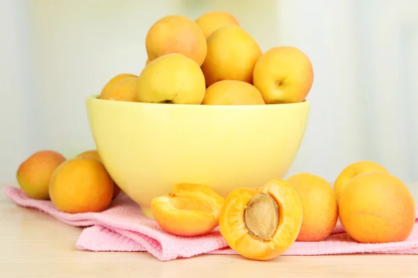 Verse natuurlijke abrikoos in kom op tafel in de keuken — Stockfoto