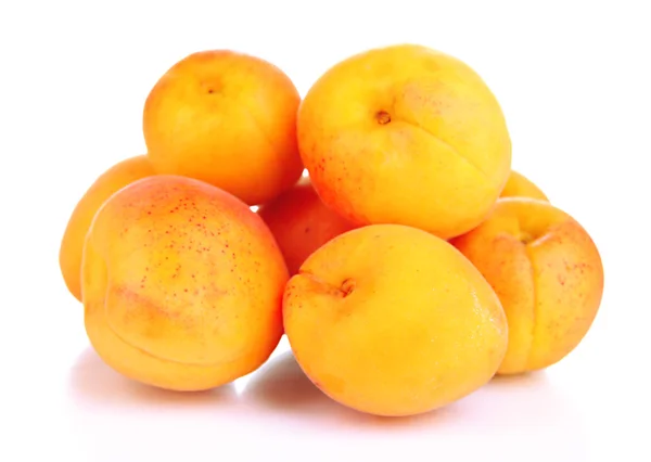 Свежий натуральный абрикос, выделенный на белом — стоковое фото