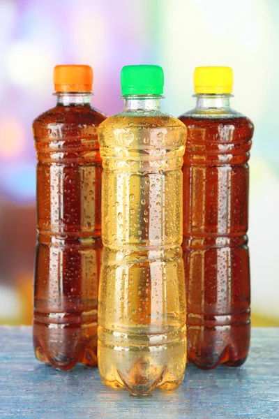 Parlak zemin üzerine lezzetli içecekler şişe çeşitleri — Stok fotoğraf