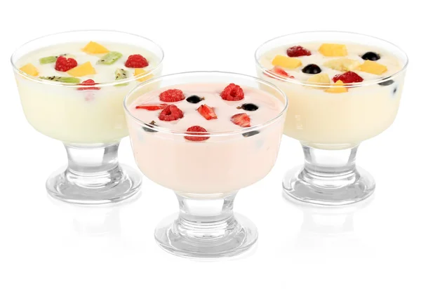 Heerlijke yoghurt met fruit geïsoleerd op wit Stockfoto