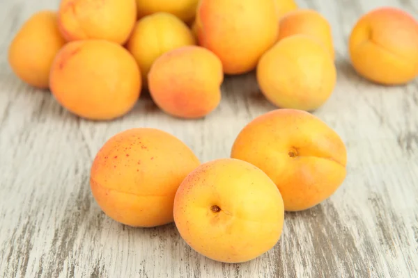 Verse natuurlijke abrikoos op houten tafel close-up — Stockfoto