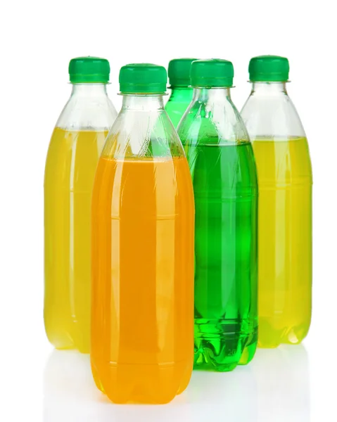 Асортимент пляшок зі смачними напоями, ізольовані на білому — стокове фото