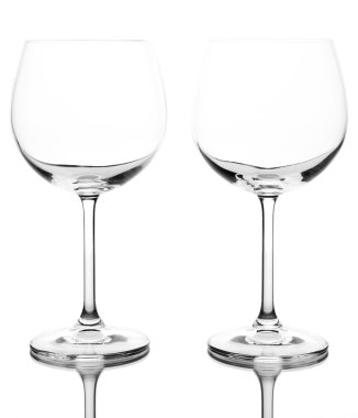 Düzenlenmiş ve üzerinde beyaz izole boş şarap bardakları