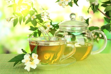 Yasemin, üzerinde parlak arka plan bambu hasır ile çay