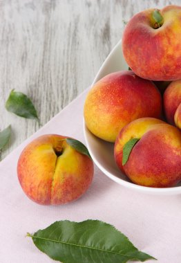 ahşap masa peçeteye tabağa şeftali