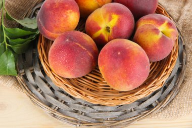 hasır tepsi üzerinde ahşap masa üstünde çul şeftali