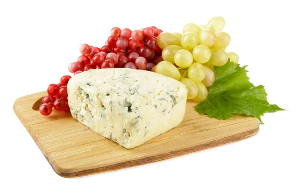 Smakelijke blauwe kaas en druivenmost op snijplank, geïsoleerd op wit — Stockfoto