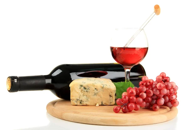 Vin, savoureux fromage bleu et raisin, isolé sur blanc — Photo