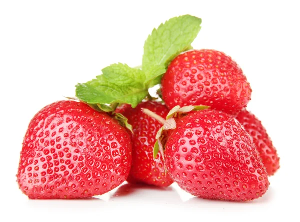 Mogna söta jordgubbar och mynta, isolerad på vit — Stockfoto