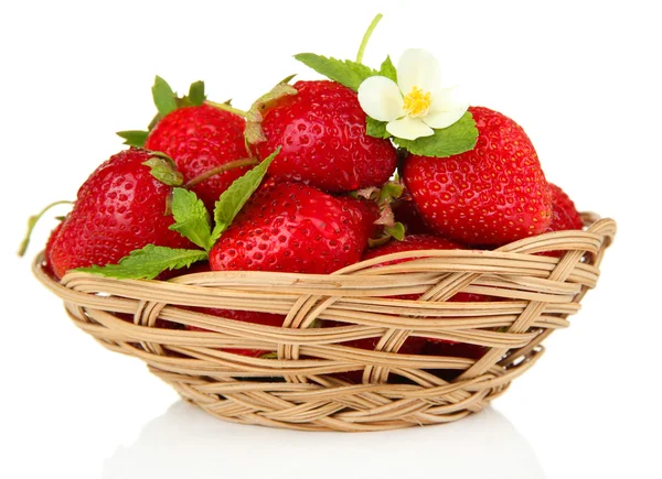 Mogna söta jordgubbar i korg, isolerad på vit — Stockfoto