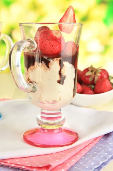 Deliziosi dessert alla fragola in vaso di vetro su tavolo di legno su sfondo naturale — Foto Stock