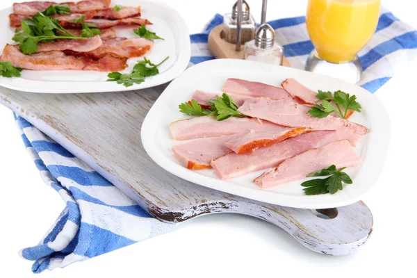 Speck auf Tellern auf Serviette auf Platte isoliert auf Weiß — Stockfoto