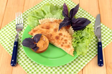 ahşap zemin üzerinde plaka üzerinde taze otlar ile lezzetli chebureks