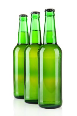 Beyazlar üzerinde izole bira şişeleri
