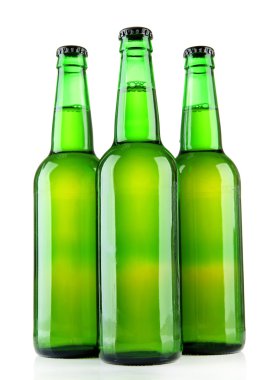Beyazlar üzerinde izole bira şişeleri